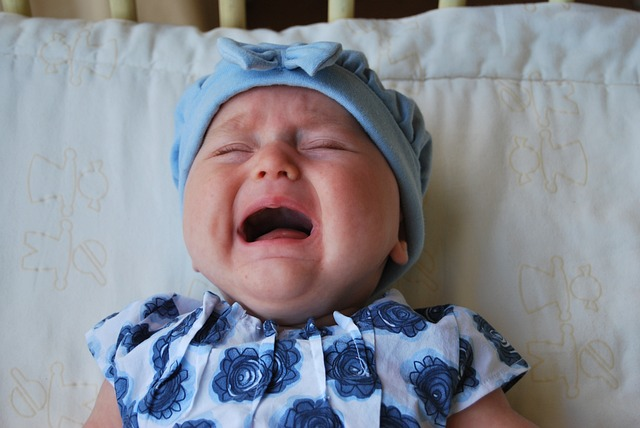 roczne dziecko płacze przy zmianie pieluchy